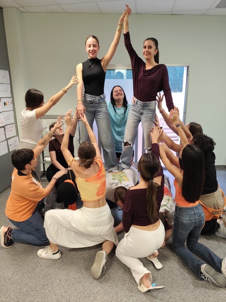 Alumnado participando en el proyecto PIIE Un hilo invisible