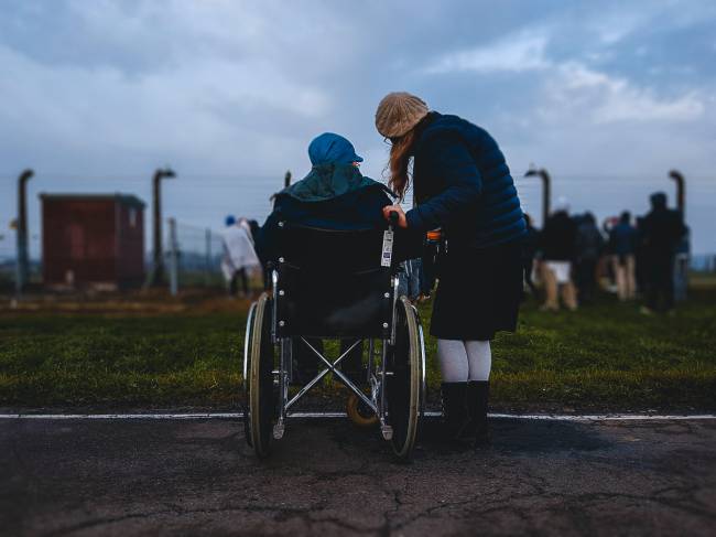 Persona en situación de dependencia es atendida